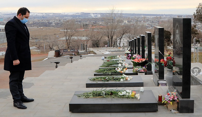 Բանակի օրվա առթիվ բարձրաստիճան պաշտոնյաներն այցելել են «Եռաբլուր» պանթեոն. լուսանկարներ
