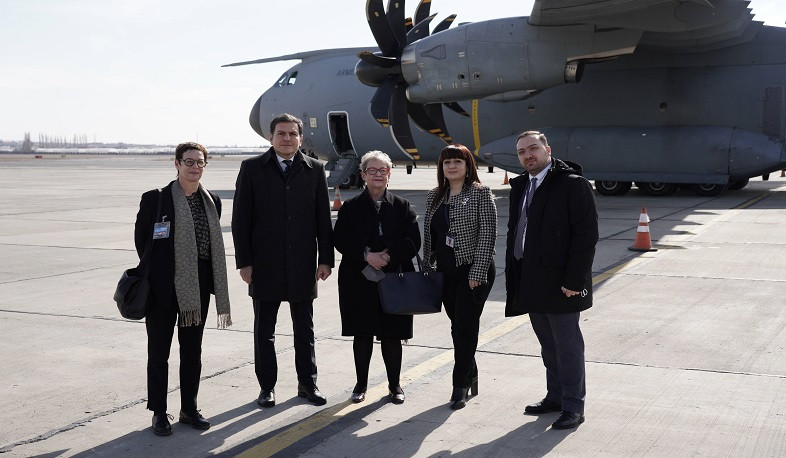 Օդանավակայանում ռազմագերիներին տեղափոխող ինքնաթիռը դիմավորել են Անն Լույոն և Անդրեա Վիկտորինը. լուսանկարներ