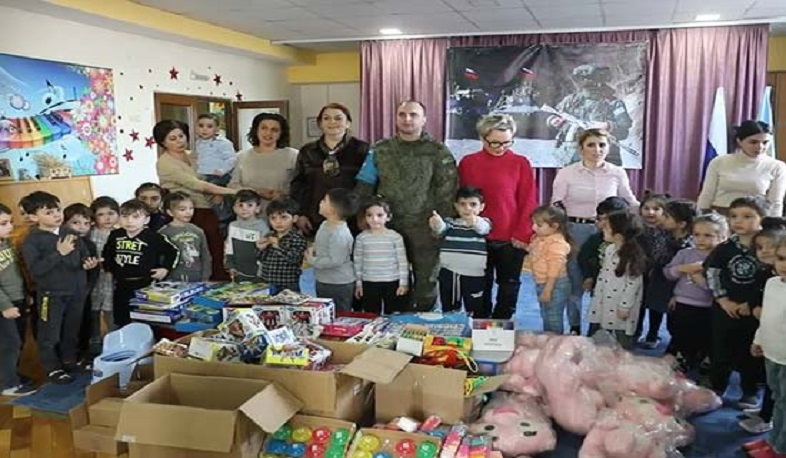 Российские миротворцы оказали гуманитарную помощь более 100 детям в детском саду города Степанакерт в Нагорном Карабахе