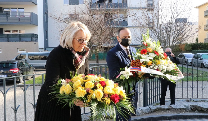 Zareh Sinanyan and Mayor of Décines-Charpieu, Laurence Fautra laid flowers at Armenian Genocide victims memorial