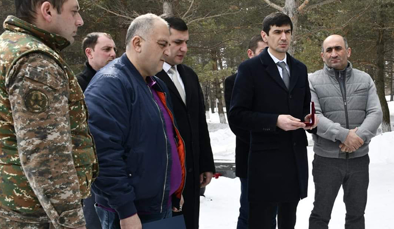 Արագածոտնի մարզպետը մեդալներ է հանձնել Արցախյան 44-օրյա պատերազմում զոհված հերոսների ընտանիքներին