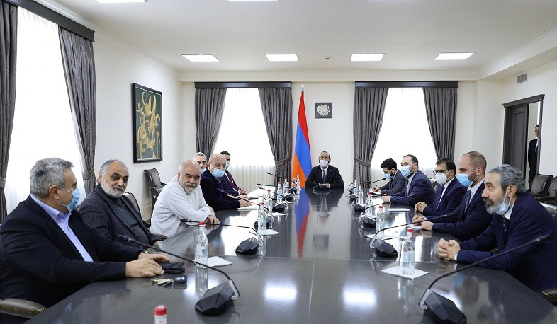 Foreign Minister discusses Armenia-Turkey rapprochement with Ruben Rubinyan and representatives of expert community