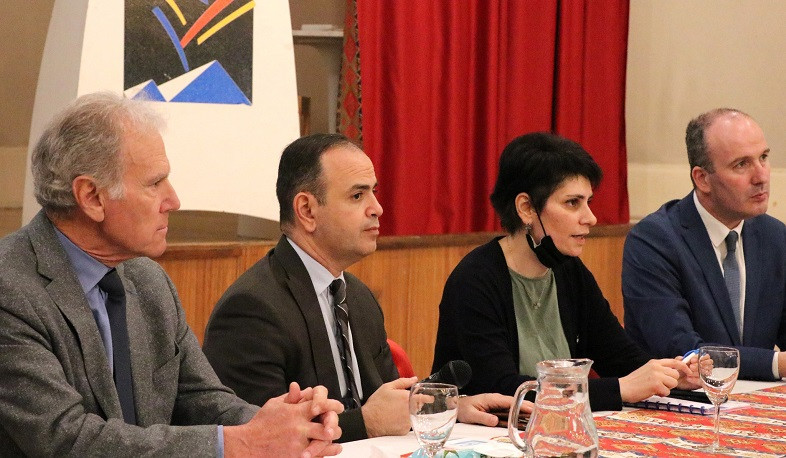 Զարեհ Սինանյանը Գրենոբլի հայ համայնքի ներկայացուցիչների հետ քննարկել է հայապահպանությանը վերաբերող հարցեր