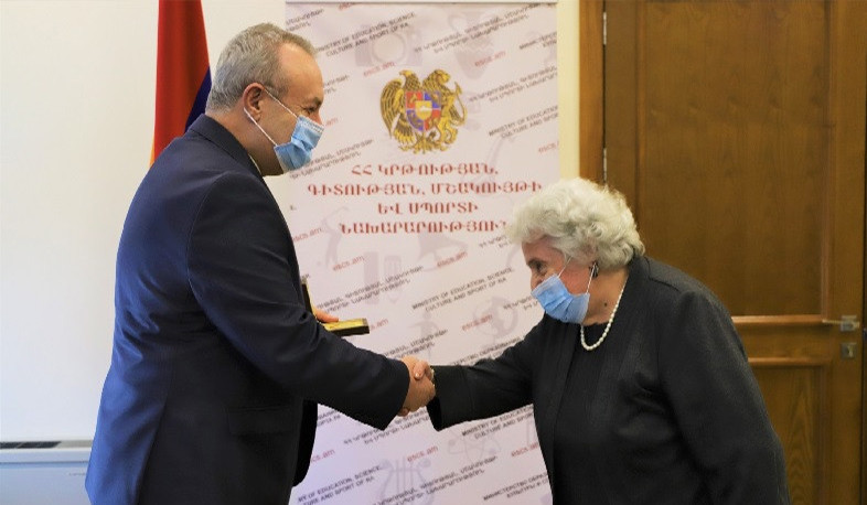 Կոնսերվատորիայի պրոֆեսոր Ալինա Փահլևանյանը պարգևատրվել է ԿԳՄՍՆ Ոսկե մեդալով