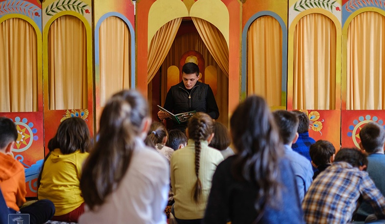 Հովհաննես Թումանյանի ծննդյան օրը Հայաստանում նշվում է որպես Գիրք նվիրելու օր