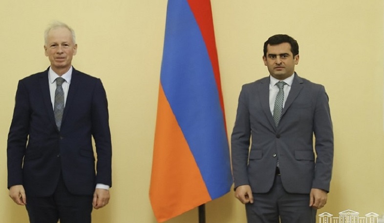 Hakob Arşakyan Stefan Dionla görüşündə xatırladıb ki, Azərbaycanda saxta cinayət işlərinə görə erməni əsirlərin qaytarılması təxirə salınır