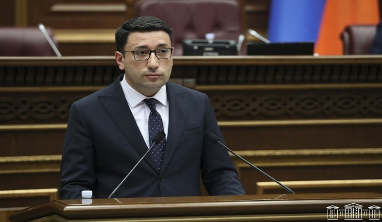 ԱԺ-ն քննարկում է ԿԲ խորհրդի անդամի պաշտոնում Լևոն Սահակյանի թեկնածությունը