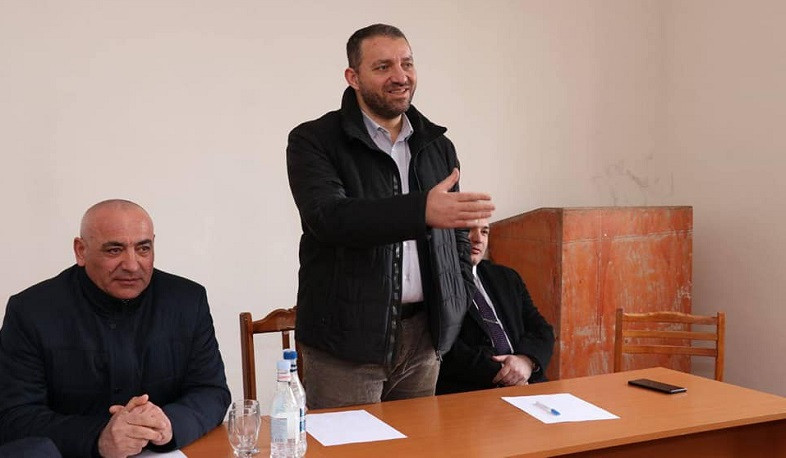 Վահան Քերոբյանն Աղավնաձորում ֆերմերների հետ քննարկել է խաղողի գնի հարցը