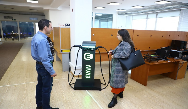 Էկոնոմիկայի փոխնախարարն այցելել է էլեկտրամոբիլների լիցքավորման կայաններ արտադրող EVAN ընկերություն