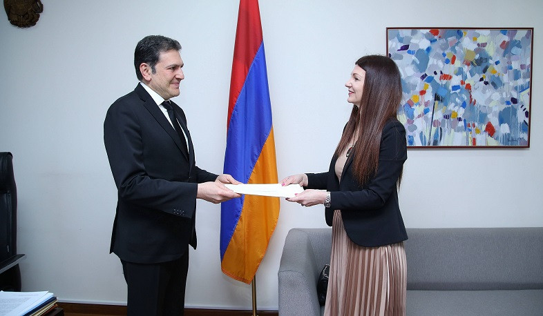 Սերբիայի դեսպանն իր հավատարմագրերի պատճենն է հանձնել ԱԳ նախարարի տեղակալին