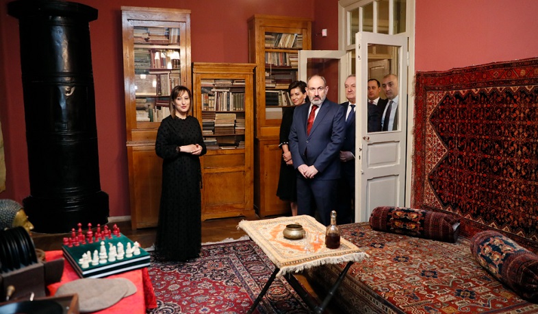 PM Pashinyan and his wife visit Yeghishe Charents House-Museum - Nikol Pashinyan awards Anahit Charents with the Medal of Gratitude