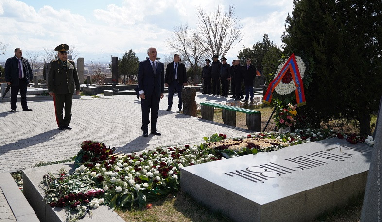 Նորընտիր նախագահ Վահագն Խաչատուրյանն այցելել է «Եռաբլուր» զինվորական պանթեոն