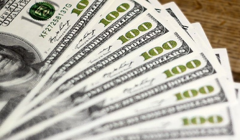 Токаев запретил вывоз из Казахстана валюты на сумму более 10 тысяч долларов