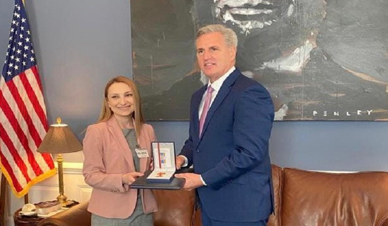 Լիլիթ Մակունցը կոնգրեսական Քևին ՄաքՔարթիին է հանձնել «Մխիթար Գոշ» պետական պարգևը