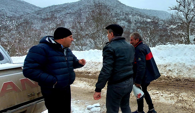 Մարզպետարանի աշխատակիցները Տանձավեր-Սյունիք գյուղ ճանապարհին մնացած մեքենաների ուղևորներին տաք թեյ ու սուրճ են բաժանում