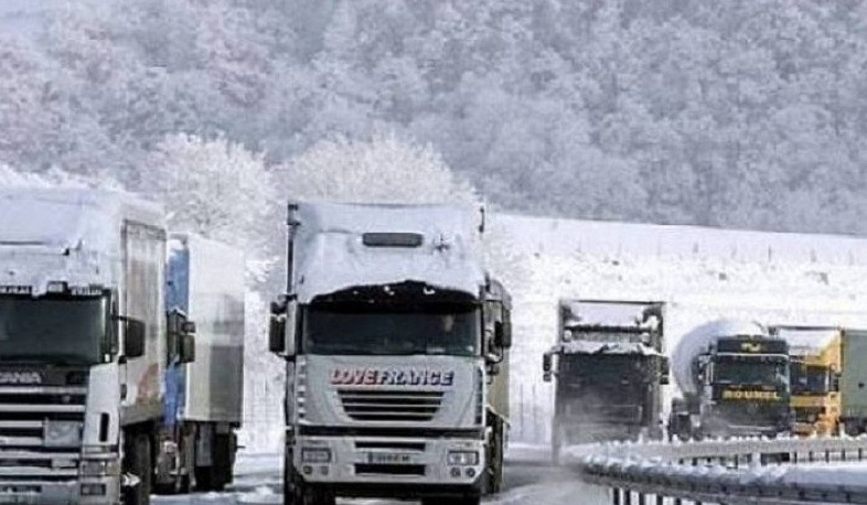 Ստեփանծմինդա-Լարս ավտոճանապարհը փակ է բոլոր տեսակի տրանսպորտային միջոցների համար. ռուսական կողմում կա մոտ 347 բեռնատար