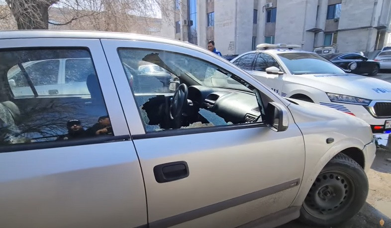 Պարեկները, կոտրելով մեքենայի ապակին, անգիտակից տղամարդուն հանել են սրահից. նա հոսպիտալացվել է