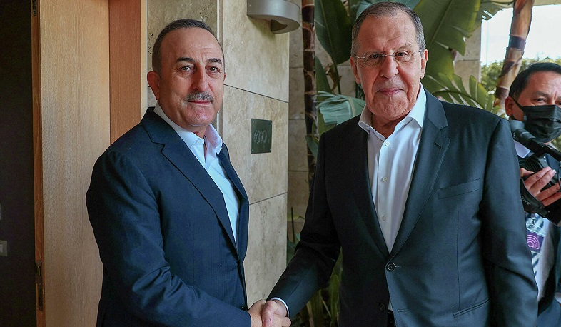 Türkiyənin xarici işlər naziri Mövlud Çavuşoğlu ilə rusiyalı həmkarı Sergey Lavrov arasında telefon danışığı olub.