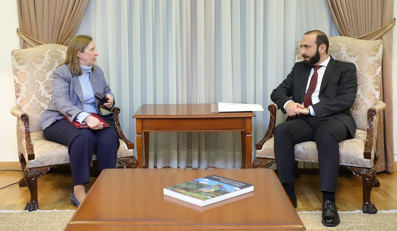 Ararat Mirzoyan stressed need for active steps to de-escalate situation in Artsakh