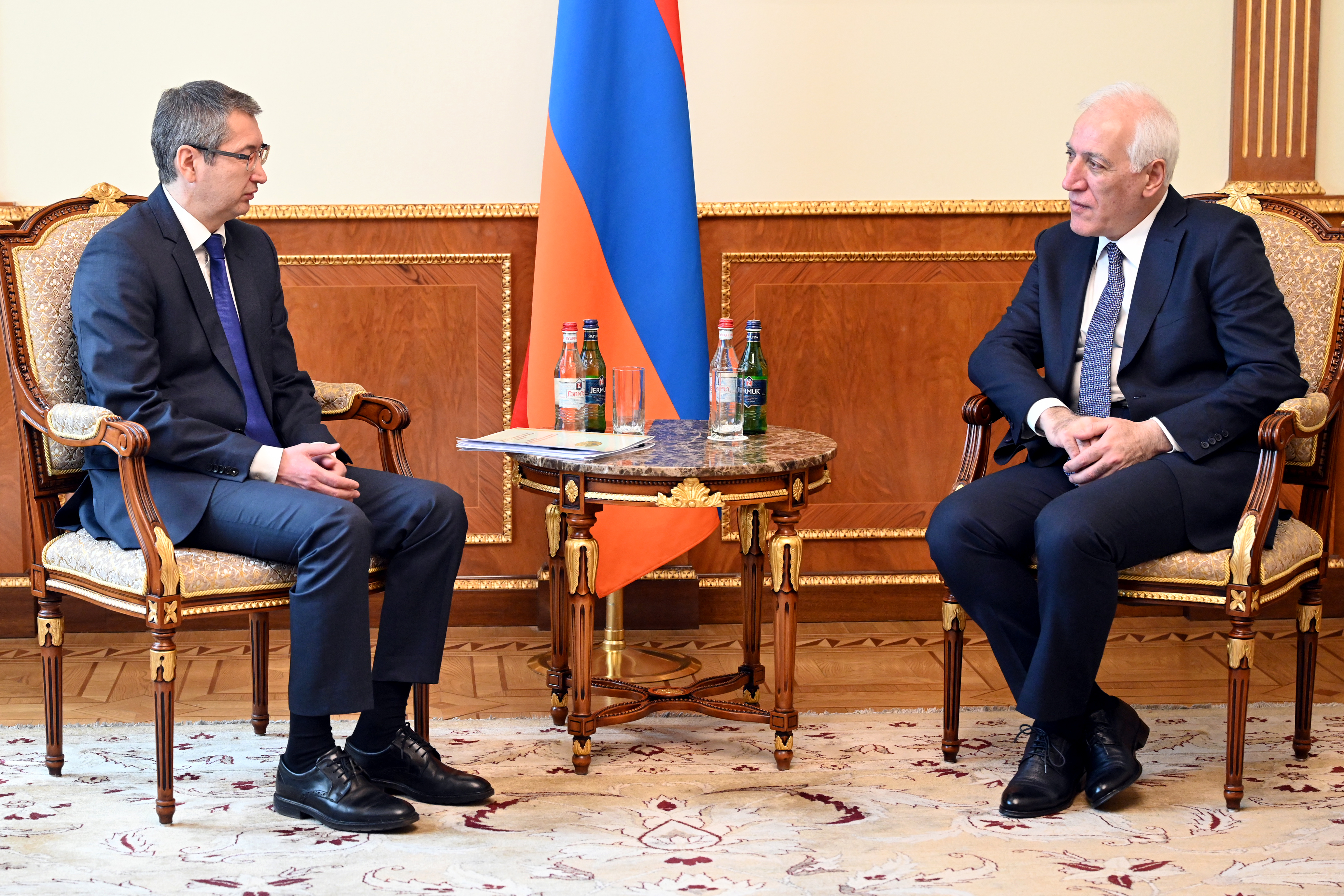 ER prezidenti Qazaxıstanın səfiri ilə ikitərəfli və çoxtərəfli əməkdaşlıq haqqında fikir mübadiləsi apardı