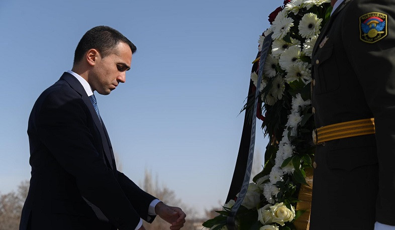 Իտալիայի ԱԳ նախարարը հարգանքի տուրք է մատուցել Հայոց ցեղասպանության զոհերի հիշատակին