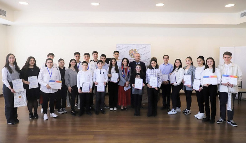 Վահրամ Դումանյանը պարգևներ է հանձնել «Համադպրոցական գիտության փառատոն-2022» մրցույթի հաղթողներին