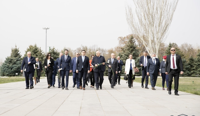 Спикер Национального Собрания Грузии и парламентарии посетили Цицернакаберд