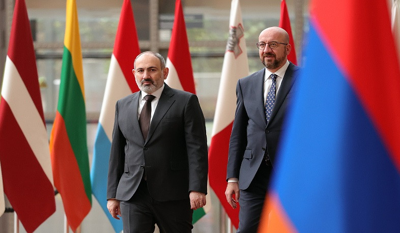 PM Pashinyan holds private conversation with Charles Michel