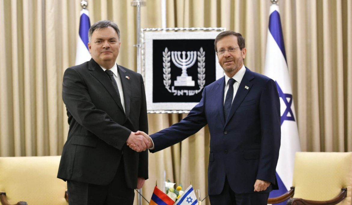 Ambassador Hakobyan presented his credentials to President of Israel