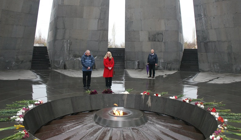 Böyük Britaniyanın Lordlar Palatasının üzvü Erməni Soyqırımı Memorialını ziyarət edib