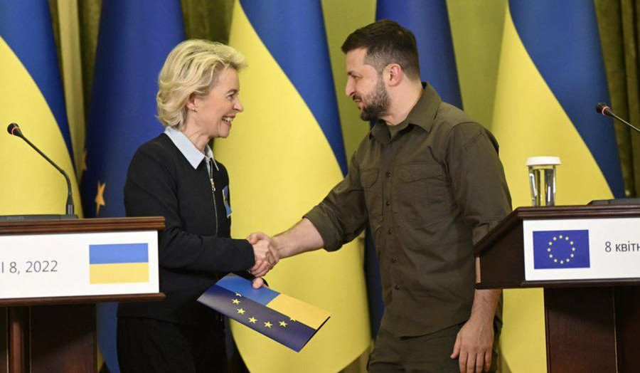 Von der Leyen handed over questionnaire for EU candidate country status to Zelensky
