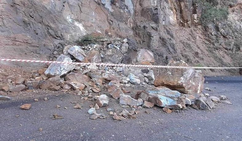 Վարդենյաց լեռնանցքում քարաթափումից հետո իրականացվում են ճանապարհի մաքրման աշխատանքներ