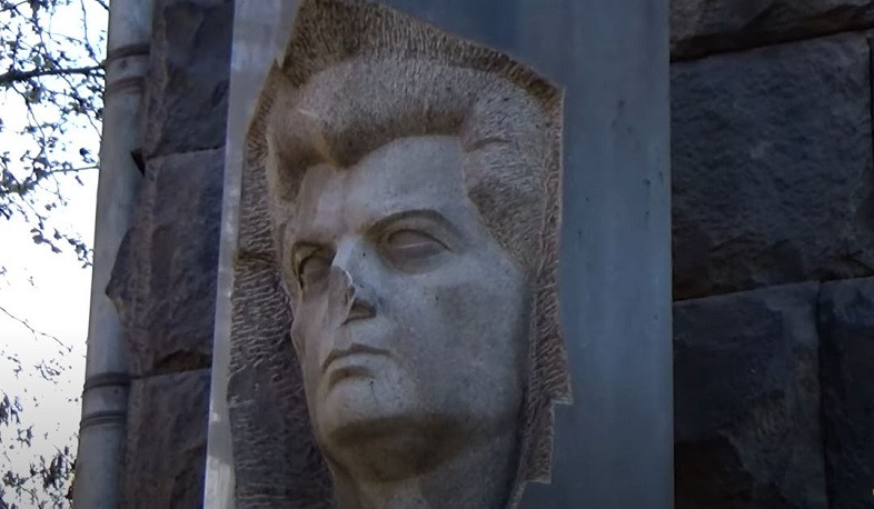 Լեոնիդ Ազգալդյանի հուշարձանը բութ առարկայով վնասած տղամարդը ձերբակալվել է.տեսանյութ
