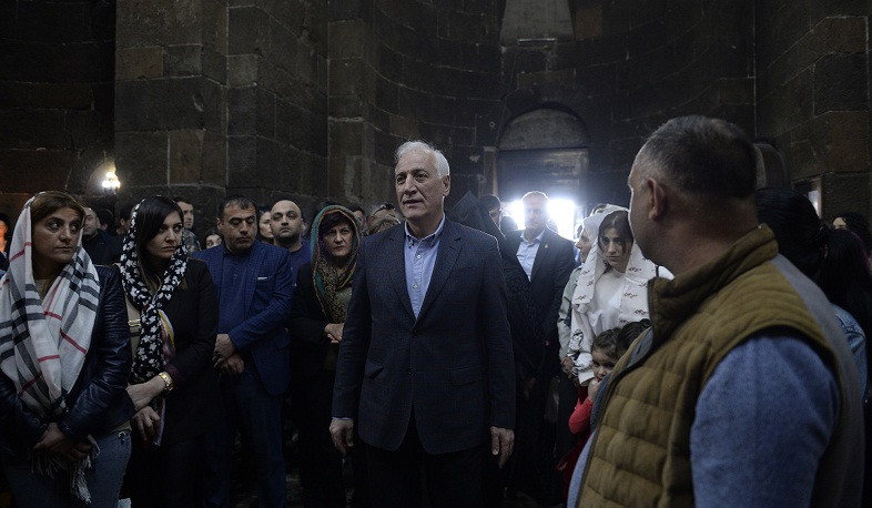 Նախագահը ներկա է գտնվել Սուրբ Հարության տոնի ճրագալույցի պատարագին