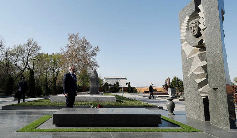 Վարչապետը հարգանքի տուրք է մատուցել Կարեն Դեմիրճյանի հիշատակին