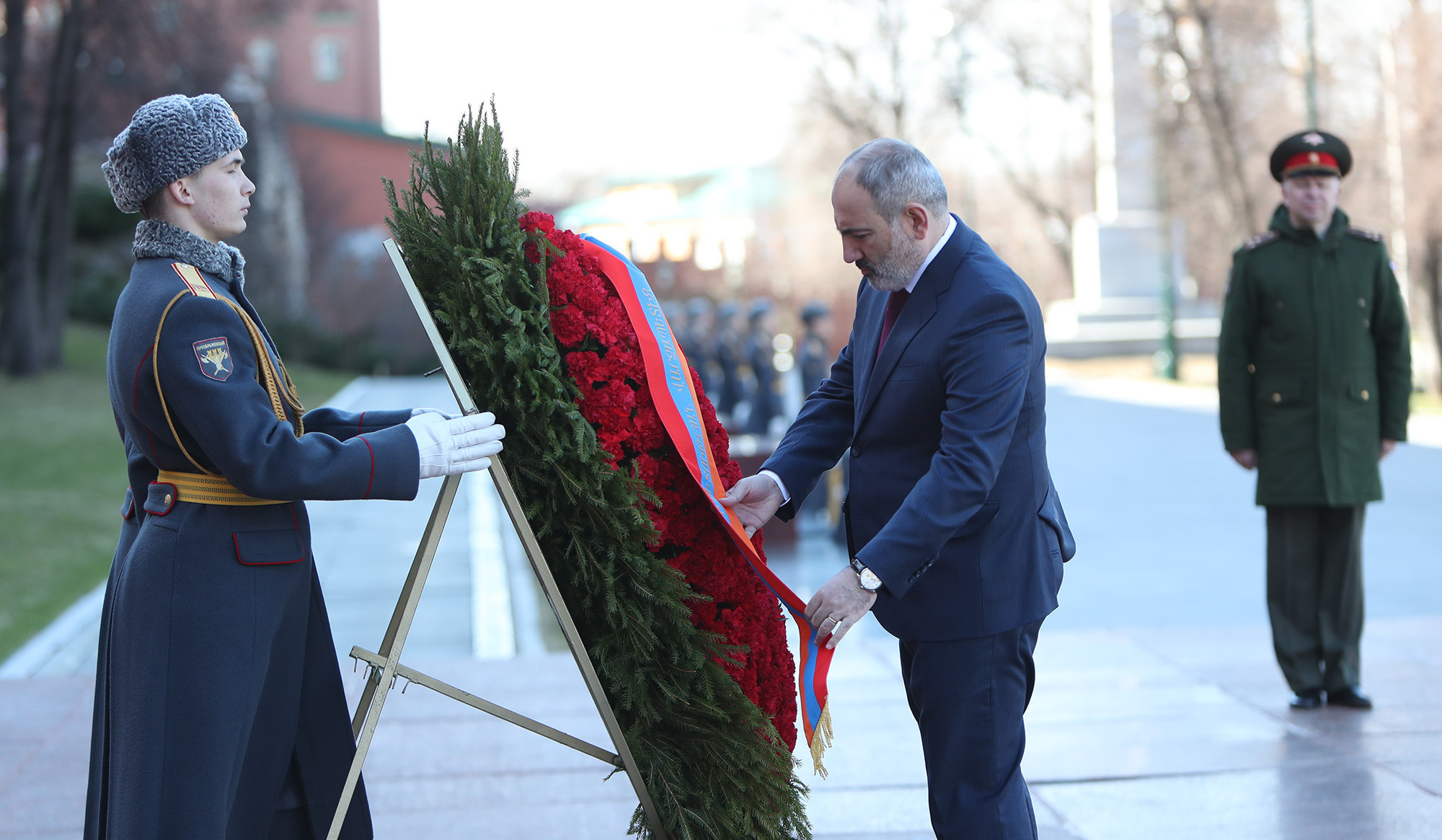 Ermənistan Respublikasının Baş naziri Naməlum Əsgər abidəsini ziyarət edib