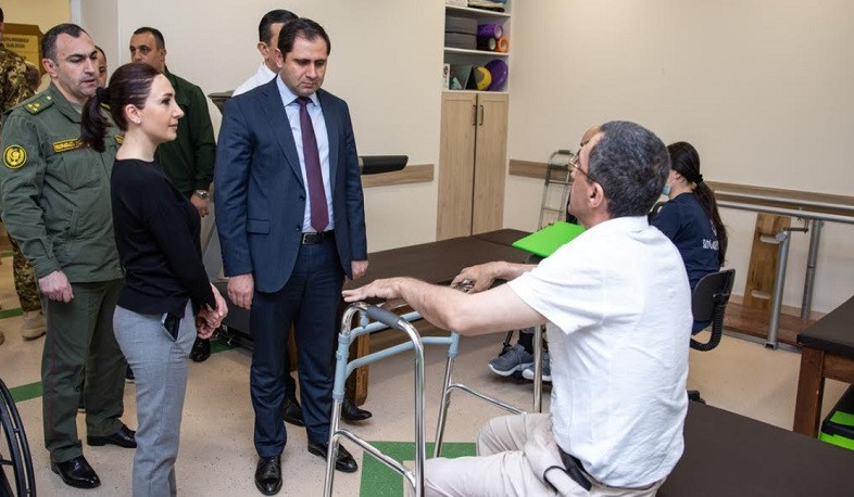 Սուրեն Պապիկյանը Միքայելյան վիրաբուժության ինստիտուտում հանդիպել է ապաքինվող զինծառայողների հետ