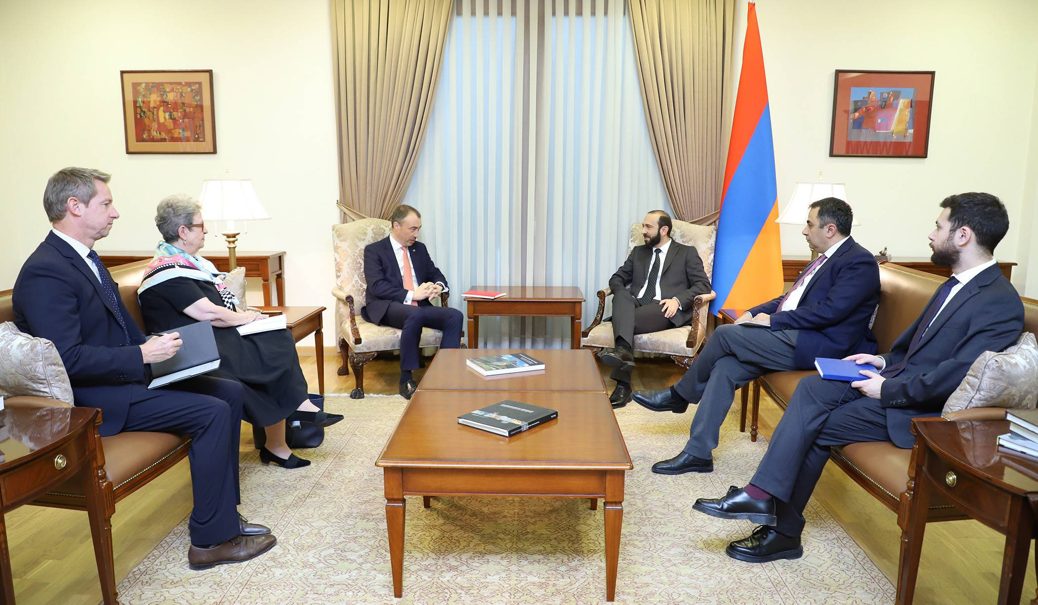 Арарат Мирзоян и Тойво Клаар уделили особое внимание существующим гуманитарным проблемам, в частности, возвращения армянских военнопленных и других удерживаемых лиц
