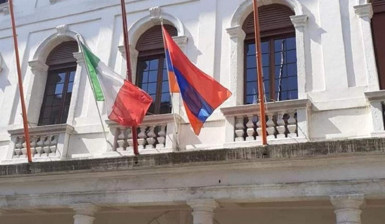 Հայոց ցեղասպանության 107-րդ տարելիցի կապակցությամբ Ազոլոյի քաղաքապետարանի շենքի վրա բարձրացվել է հայկական դրոշը