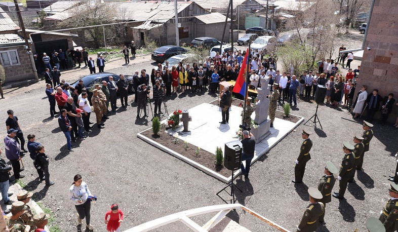 Գյումրիում բացվել է խաչքար՝ ի հիշատակ 44-օրյա պատերազմում զոհված Ռաֆիկ Սահակյանի