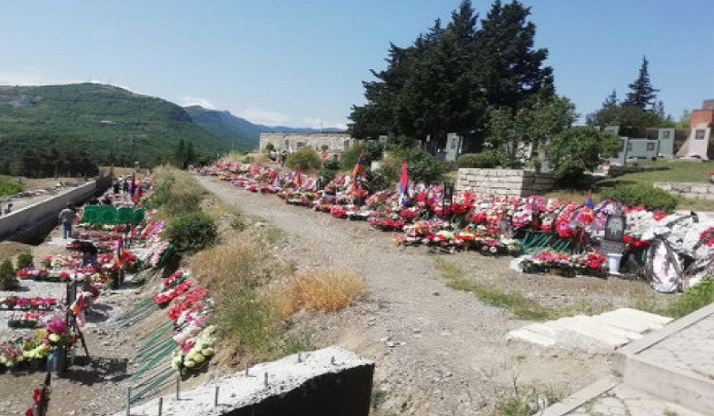 Լոռու մարզի բնակիչը Ստեփանակերտի գերեզմանատնից հափշտակել է 151 ծաղկեպսակ Հայաստանում վաճառելու նպատակով