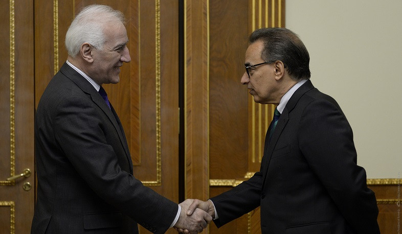 Ваагн Хачатурян провел прощальную встречу с послом Бразилии в Армении