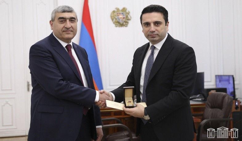 Ален Симонян наградил депутата НС Ширака Торосяна Памятной медалью Председателя НС РА
