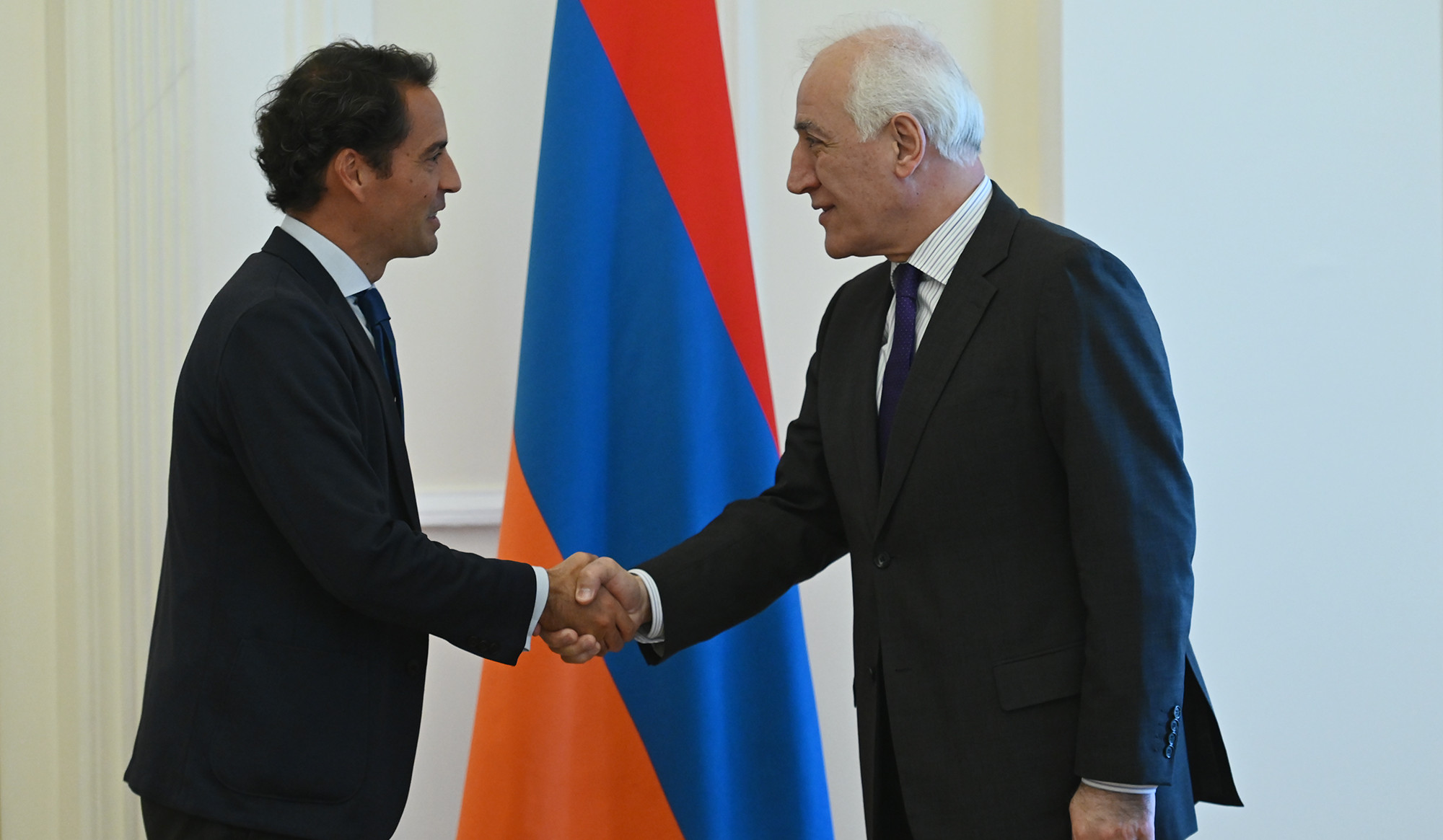 Ваагн Хачатурян принял спецпредставителя генсека НАТО. Стороны обменялись мнениями по вопросам международной и региональной безопасности