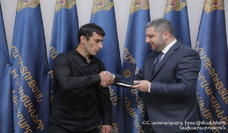 ԱԻ նախարարը պարգևատրել է Դեբեդ գետն ընկած երեխայի կյանքը փրկած քաղաքացուն