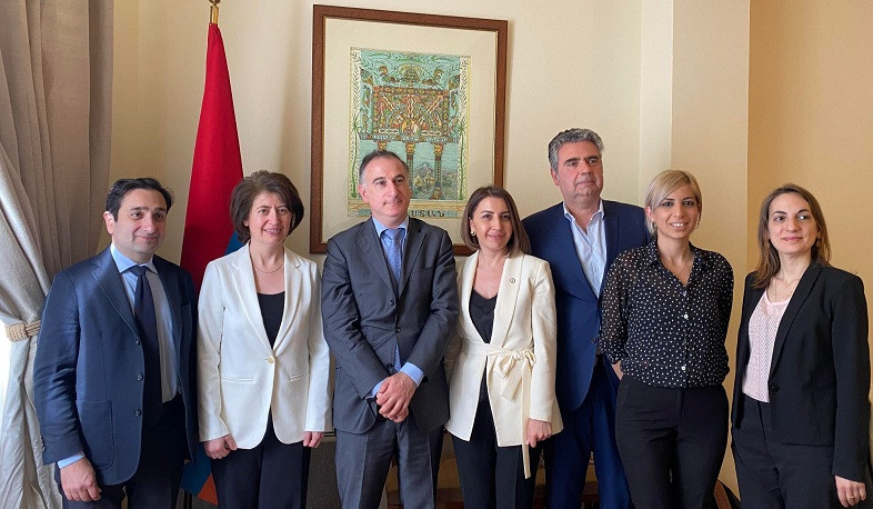 Ombudsman Parisdə Azərbaycanın Artsax ermənilərinə qarşı nifrətin təzahürlərini təqdim etdi