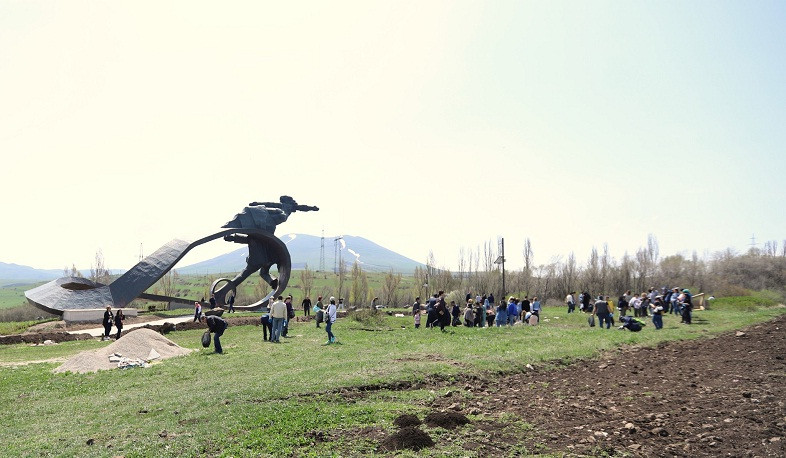 ԿԳՄՍՆ աշխատակիցները մաքրել են «Հավերժության ժապավեն» և «Արձագանք» արձանների հարակից տարածքները