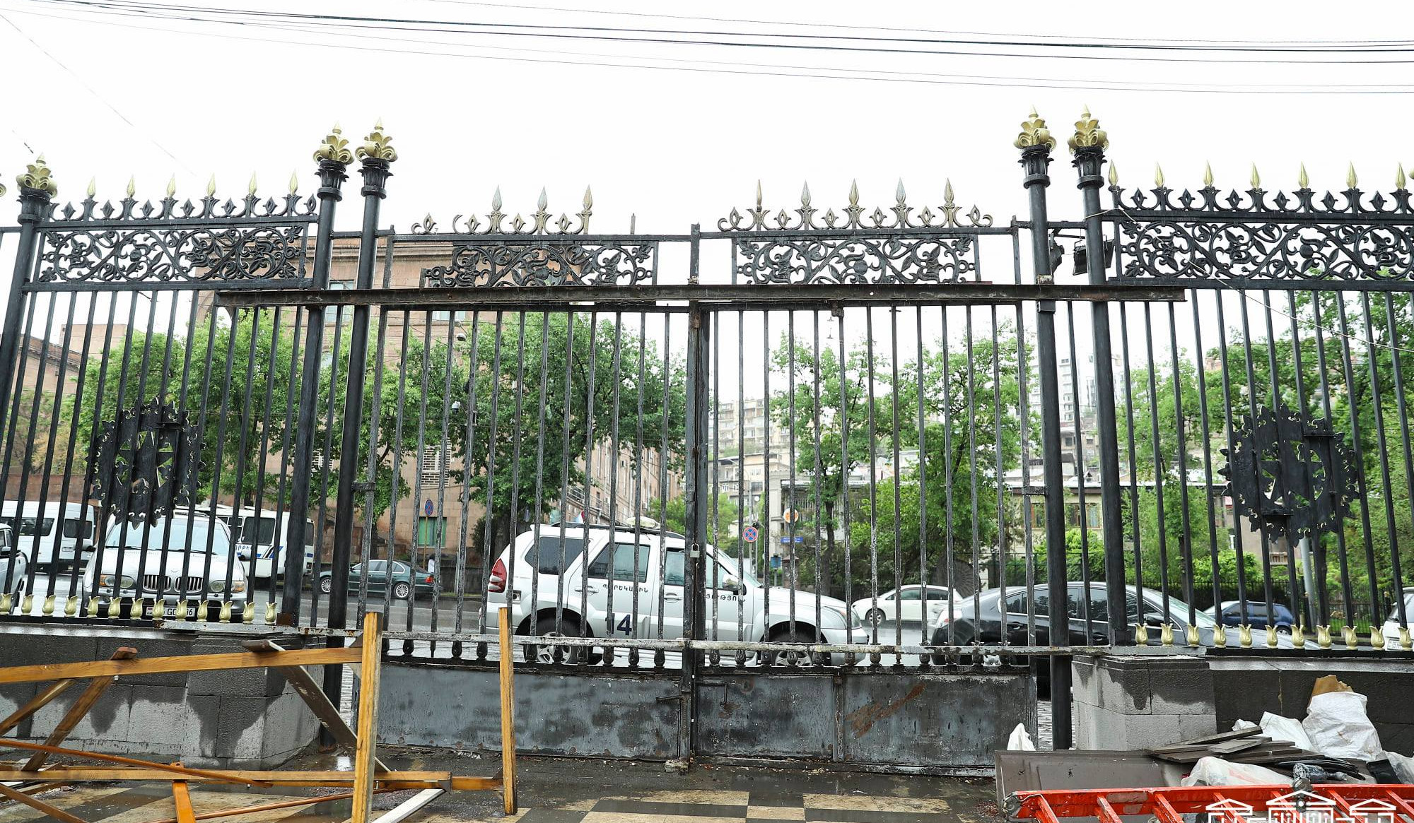 ԱԺ դարպասները վաղուց են զոդվել. իրականացվում են վերանորոգման աշխատանքներ. պարզաբանում