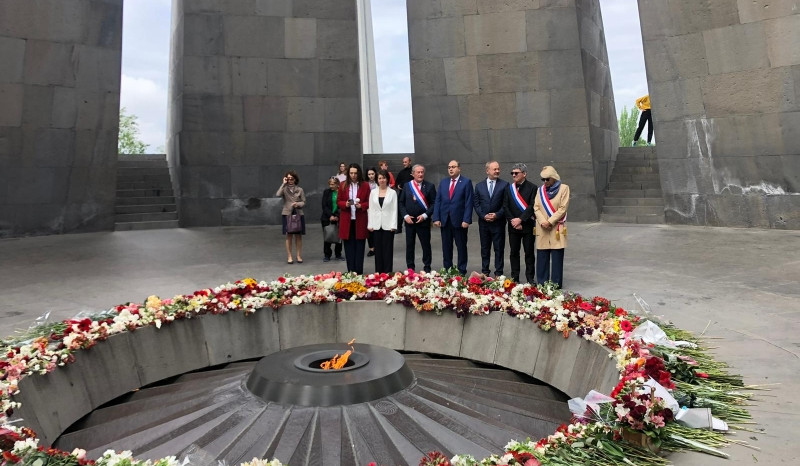 Fransalı deputatlar Tsitsernakaberd memorialında olublar