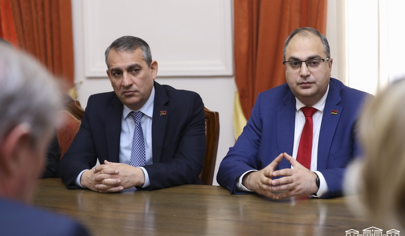 Vladimir Vardanyan fransalı deputatlarla görüşdə əsirlərin vətənə qaytarılması məsələsini qaldırıb